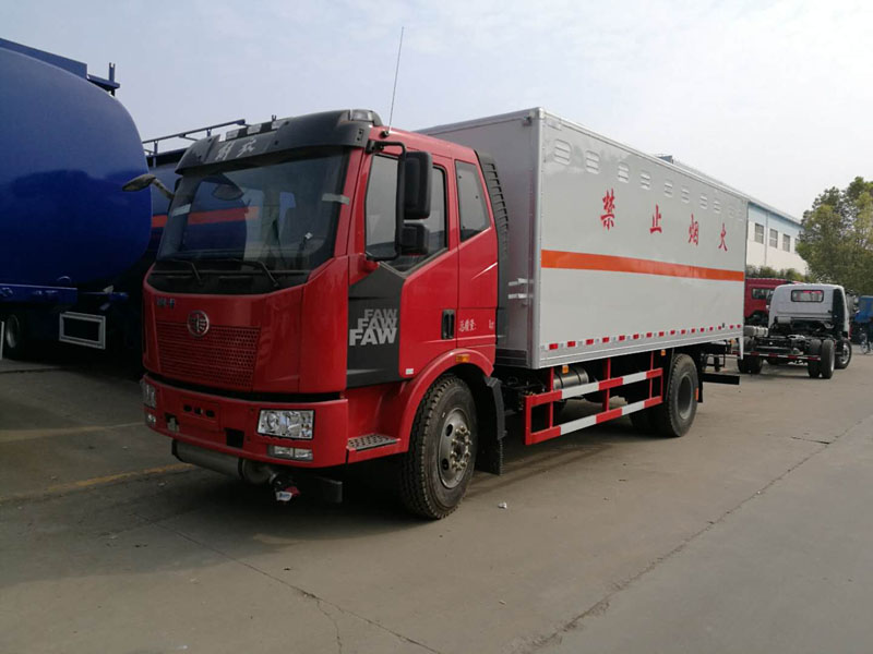 解放6.2米(10.4噸)雜項(xiàng)危險(xiǎn)品廂式車